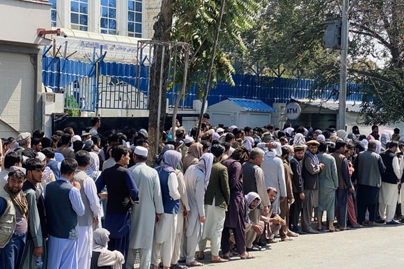 Fila de personas frente a un banco en Kabul